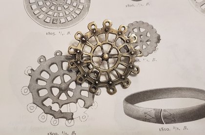 Piespraudes, saktas, brošas