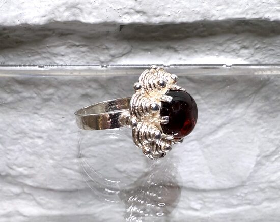 Latvisks sudraba gredzens ar dzintaru