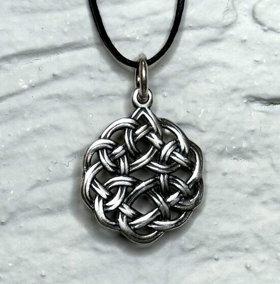 Silver pendant with Celtic knot (medium)