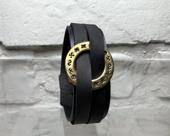 Lederarmband mit rundem Bronzedekor (7 Schutzzeichen)