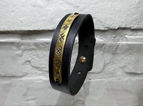 Lederarmband mit länglichem Bronzedekor (7 Schutzzeichen)