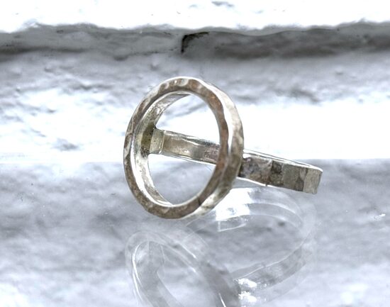 Mūsdienīgs sudraba gredzens ar faktūru