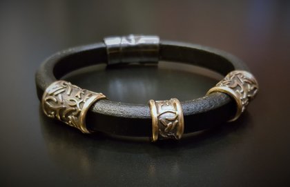 IZPĀRDOTS - Ādas aproce ar bronzas rotājumiem