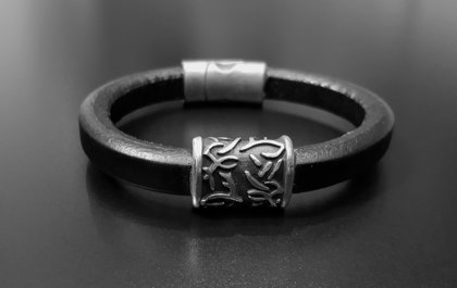 IZPĀRDOTS - Ādas aproce ar sudraba rotājumu