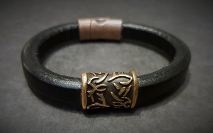 IZPĀRDOTS - Ādas aproce ar bronzas rotājumu