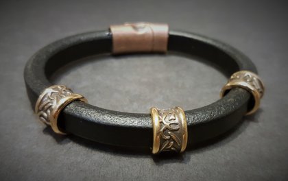 IZPĀRDOTS - Ādas aproce ar bronzas rotājumu