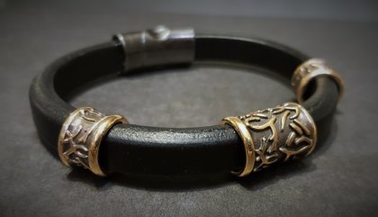 IZPĀRDOTS - Ādas aproce ar bronzas rotājumiem