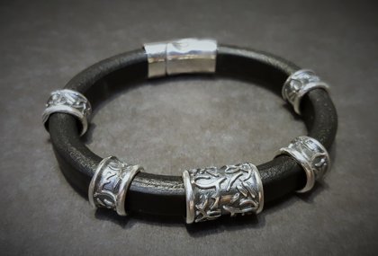 IZPĀRDOTS - Ādas aproce ar sudraba dekoriem