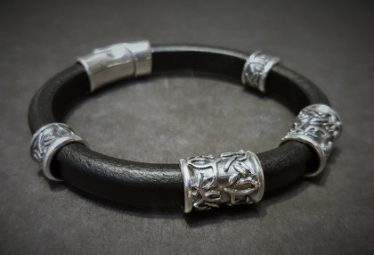 IZPĀRDOTS - Ādas aproce ar sudraba dekoriem