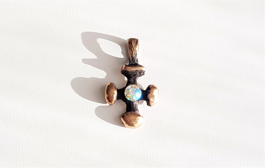 Bronzas kulons "Krusts ar kristālu"