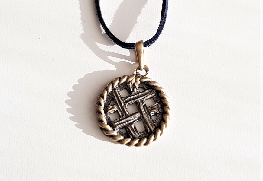 Bronzas kulons "Akas zīme ar rotājumu"