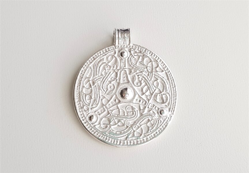 Sudraba kulons "Vikingu vairogs" (kustīgs)