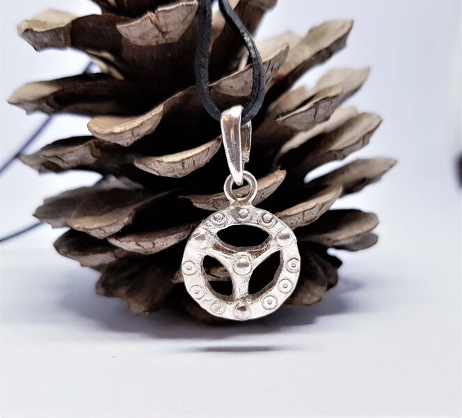 Sudraba kulons "Mazais Saules ratiņš"