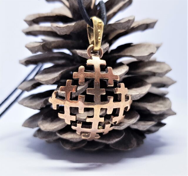 Bronzas kulons "Krustu krusts" (liels, izliekts)
