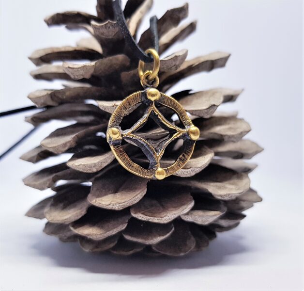 Bronzas kulons "Četras puses"