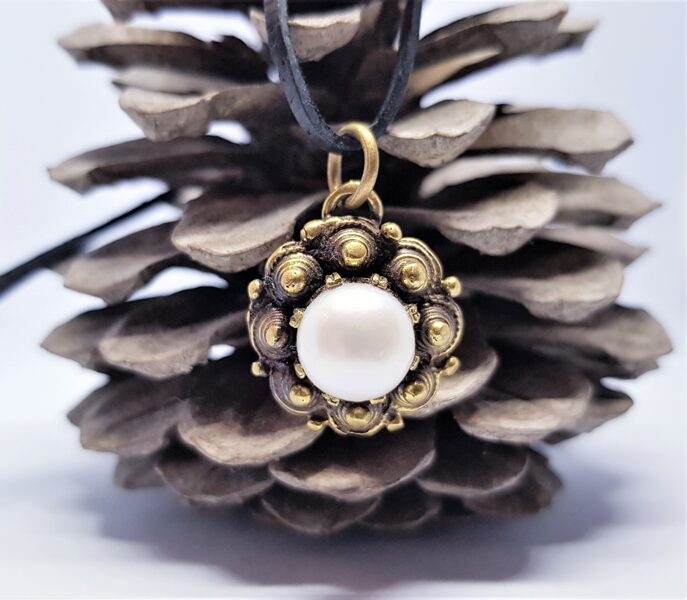 Bronzas kulons ar dabīgu pērli (saules ar konusiem)