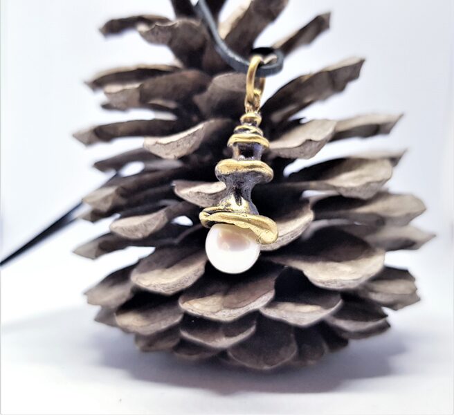 Bronzas kulons ar dabīgu pērli (īss)