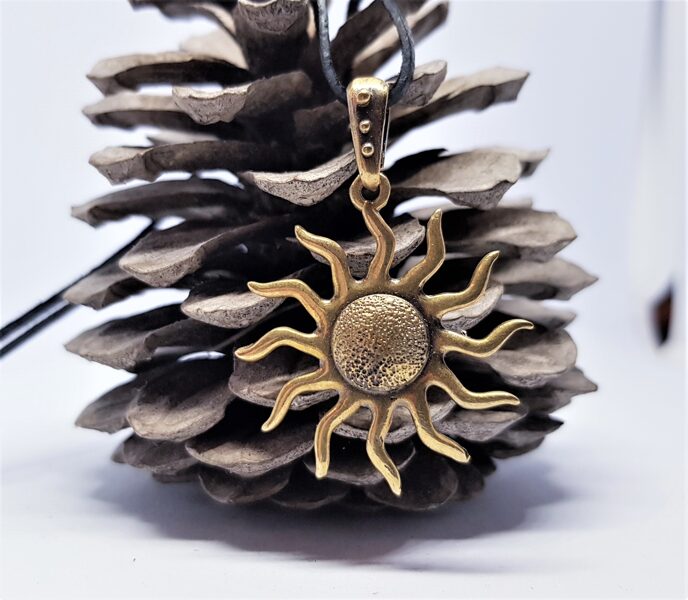 Bronzas kulons "Variācija par Sauli"