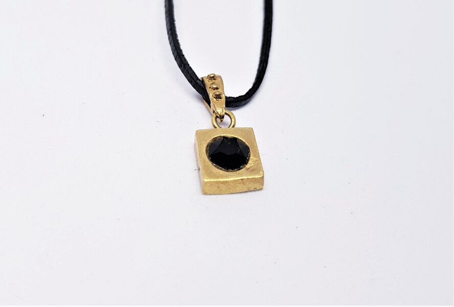 Atturīgs bronzas kulons ar kristālu