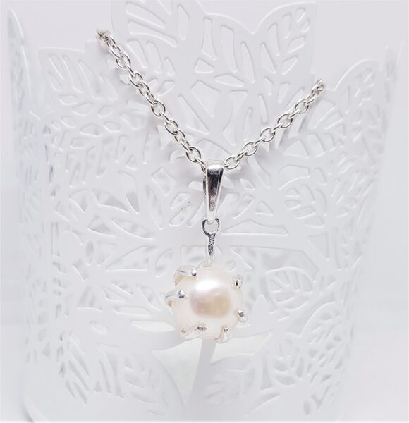 Sudraba kulons "Pērļu medniece"