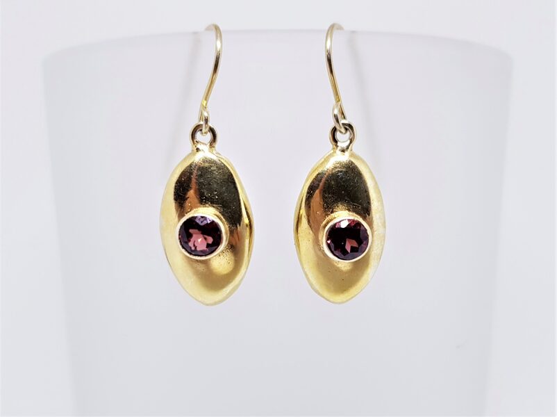 Gold Earrings With Garnet