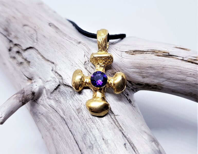 Vergoldeter Silberanhänger „Kreuz mit Kristall“