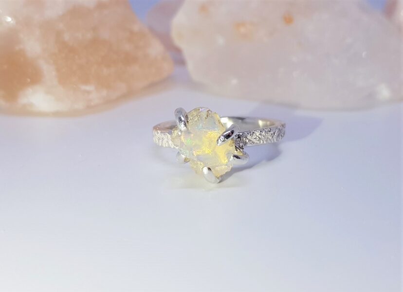 Sudraba gredzens ar opālu "Ārpus ierastā" (rievots)