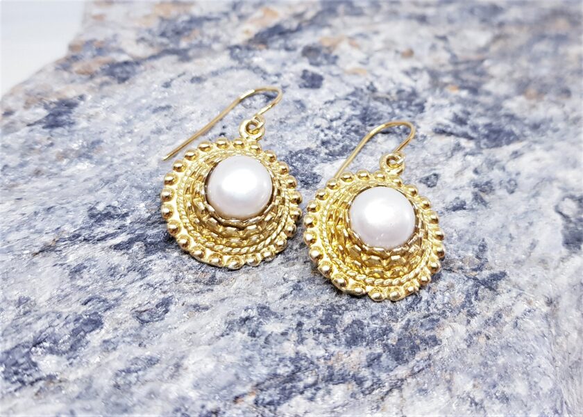 Apzeltīti Saules auskari ar pērli