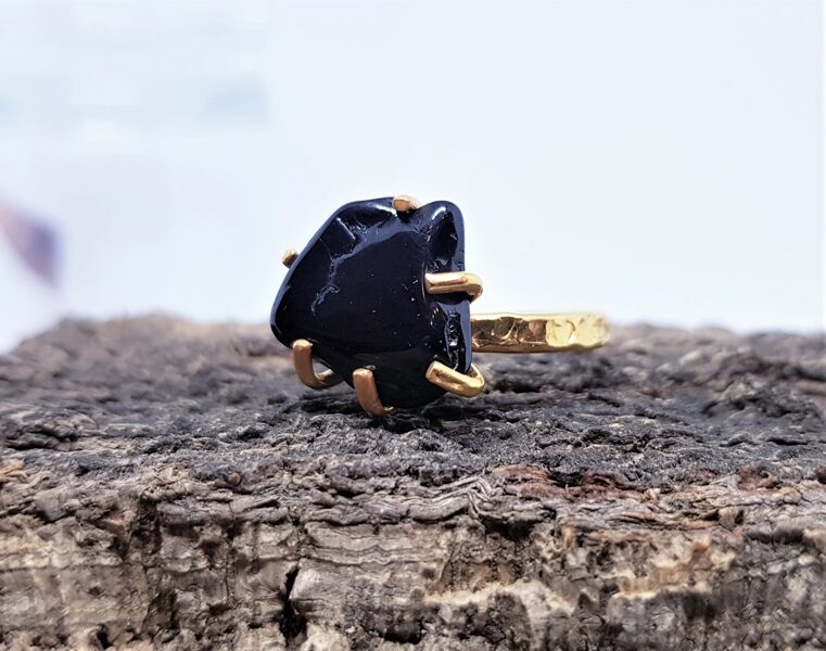 Vergoldeter Silberring mit schwarzem Turmalin „Außerhalb des Gewohnten“