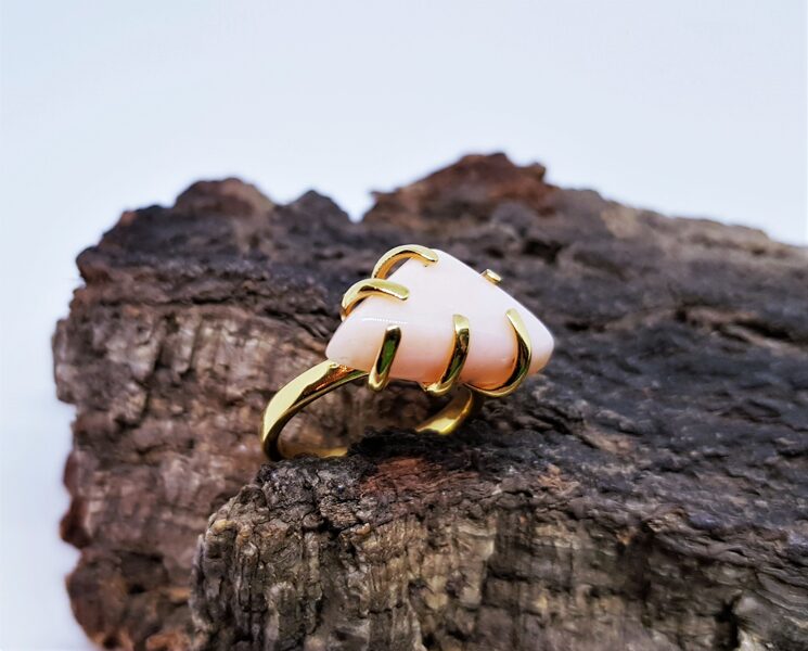 Apzeltīts gredzens ar rozā opālu "Ārpus ierastā"