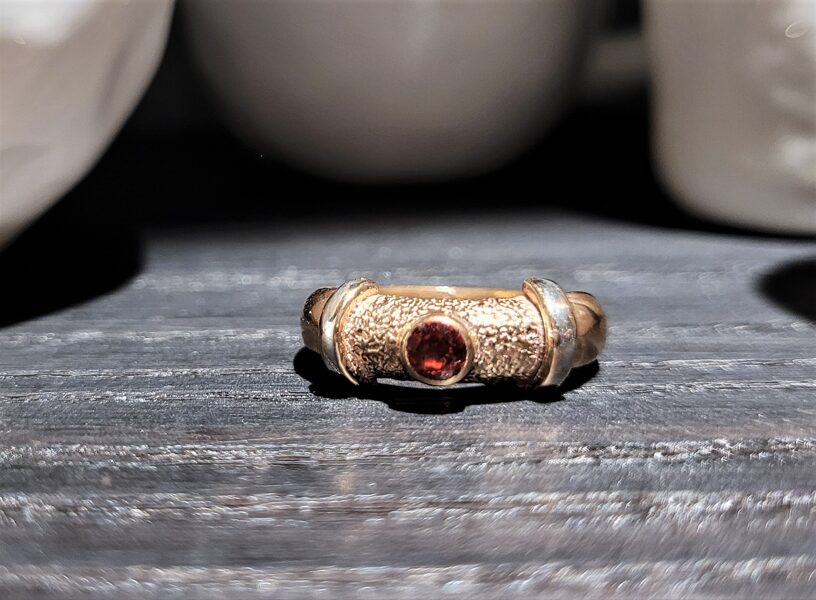 Apzeltīts sudraba gredzens ar granātu - rozā zelts