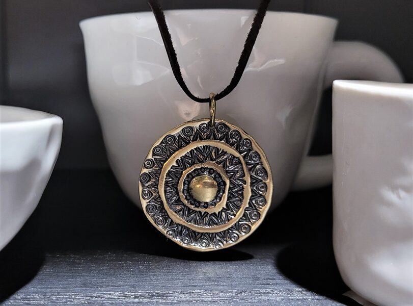 Bronzas kulons "Tek saulīte tecēdama"