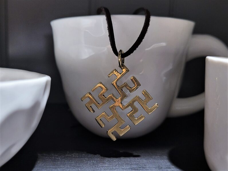 Bronzas kulons "Uguns krusts" (plakans)