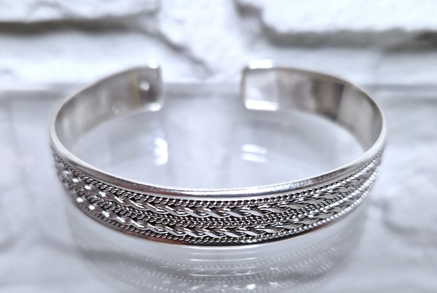 Sudraba aproce ar daudzām smalkām pīnēm