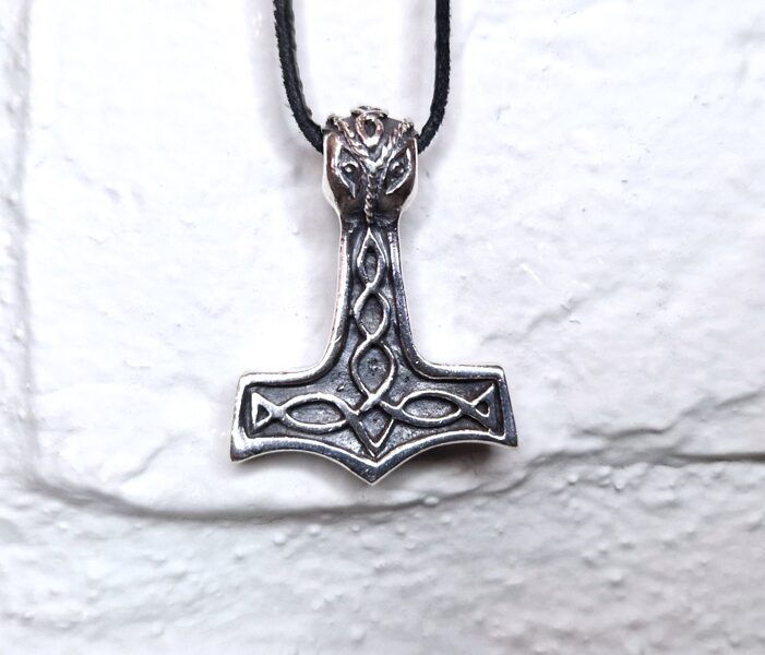 Vikingu sudraba kulons "Tora āmurs" jeb "Mjolnir" (mjiol-nair)