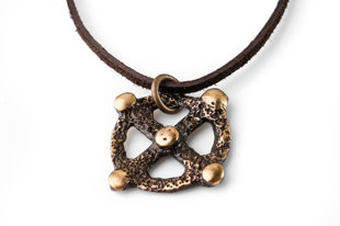 Bronzas kulons "Saules simbols" (mazs)