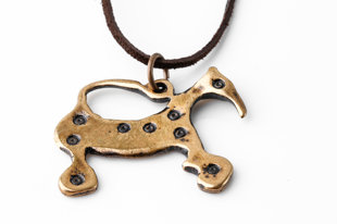 Bronzas kulons "Zirgs ar Saules simboliem"