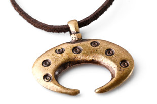 Bronzas kulons "Mēness zīme ar Saules simboliem"