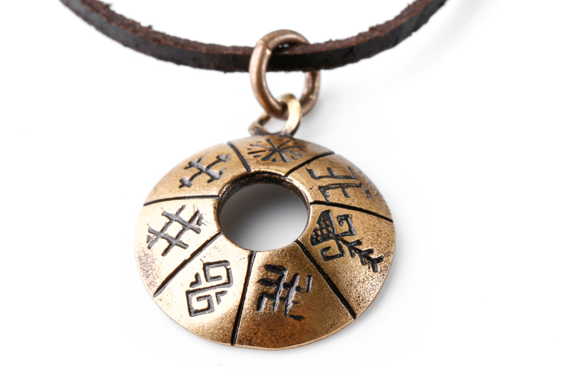 Bronzas kulons "Septiņas aizsardzības zīmes" (mazs, izliekts)